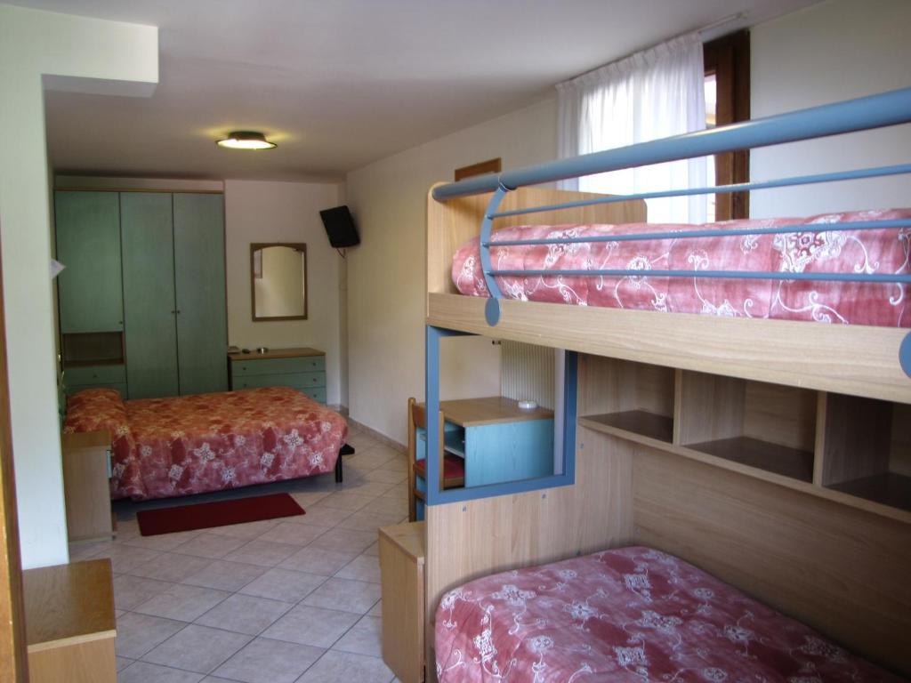 Hotel Serena Dimaro Oda fotoğraf