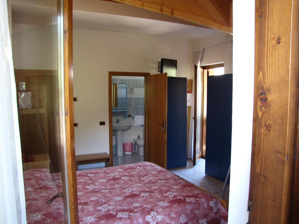 Hotel Serena Dimaro Oda fotoğraf