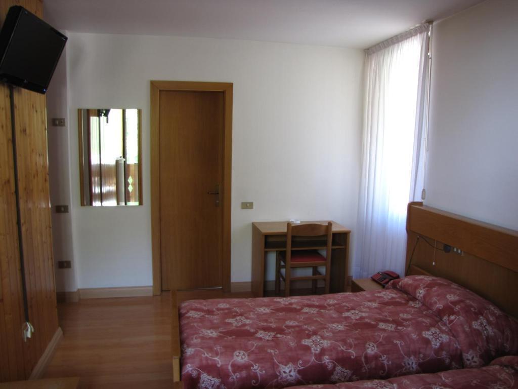 Hotel Serena Dimaro Oda fotoğraf